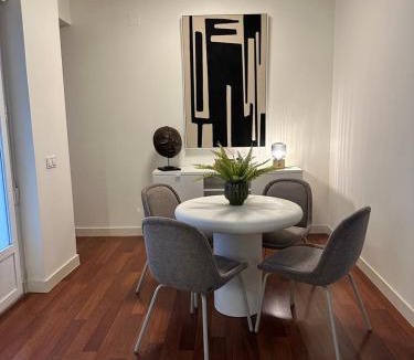Imperial Apartment | Stylish & Cozy 1BR Steps from Royal Palace | By Airnest