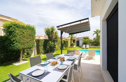 Torremendo Villa | Stylish Villa with Lake Views