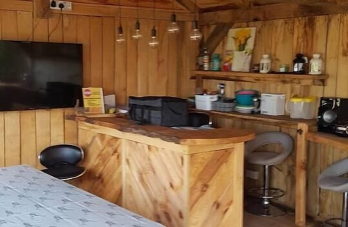 Hatherton House | Sutton Coldfield 2-Bed Caravan, Parking & Bar-B-Q