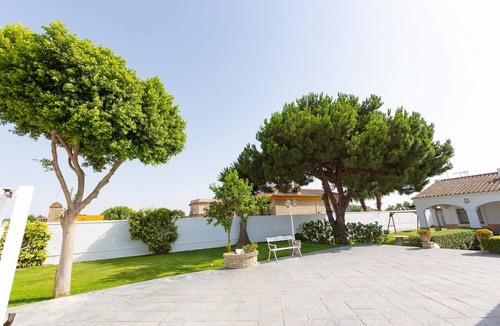 Sanlucar de Barrameda Villa | TOURIST VILLA “LAS RAÍCES” NEAR THE CENTER AND THE BEACHES OF LA JARA.