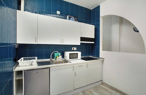 Vecindario Apartment | Vacation Apartment 'Apartamento B Para 3 En Vecindario' with Wi-Fi