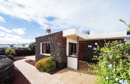 Haria House | Vacation Home 'Casa Margarita 3' with Mountain View, Private Garden & Wi-Fi