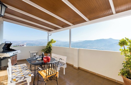 Alora House | Vacation Home "Mirador Del Guadalhorce" with Lake View, 2 Private Terraces & Wi-Fi
