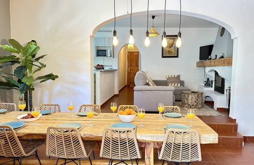 Sant Josep de sa Talaia Villa | Villa 7 mins to Playa den Bossa and Ibiza town, pool, BBQ