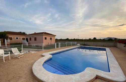 Catral Ski Chalet | Villa Dolores, un chalet con piscina y barbacoa en la huerta del Segura.