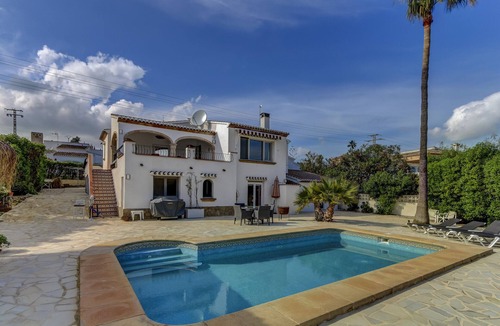 Urbanizacion La Mandarina Villa | Villa Garcia - sleeps 9 in 4 bedrooms, with TV, air con, wifi and swimming pool