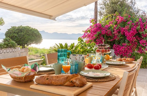 Marina Manresa Villa | Villa Manresa on the beachfront by Mallorca Charme