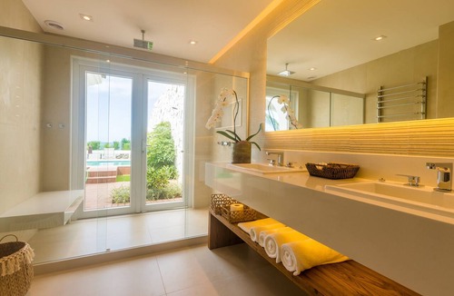 Village da Ferradura Hotel | Villa Raphael