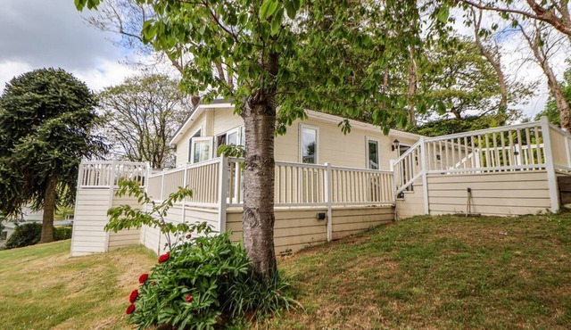 155 Woodland Hall (Lyons), Ruthin