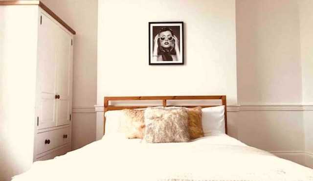 Aston Henry James Cosy studio 15 mins walk to town centre Reading.