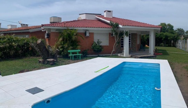 Casa em Atlântida com piscina e ar-condicionado