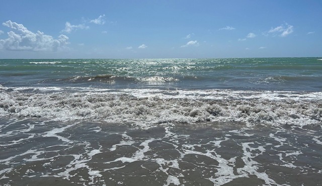 Charming 1-bedroom bungalow sleeps 4, 10 min walk to beach, w/ wifi, AC