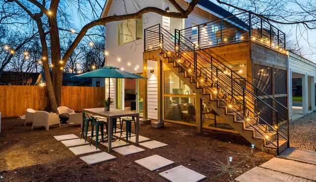 Cozy Deck Fire Pit EV Charger Outdoor Dining in Austin