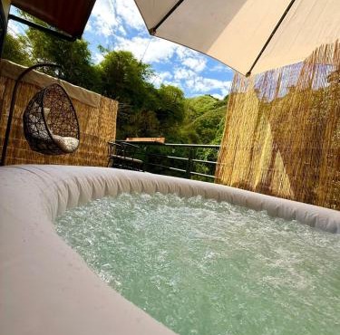 Glamping de lujo en Buga, jacuzzi-Río-Naturaleza-Piscina