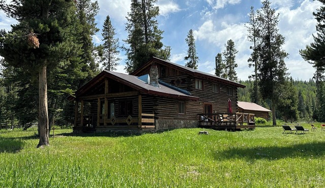 Hideaway Haven! Secluded Cabin Nestled Against The Routt National Forest. in Clark