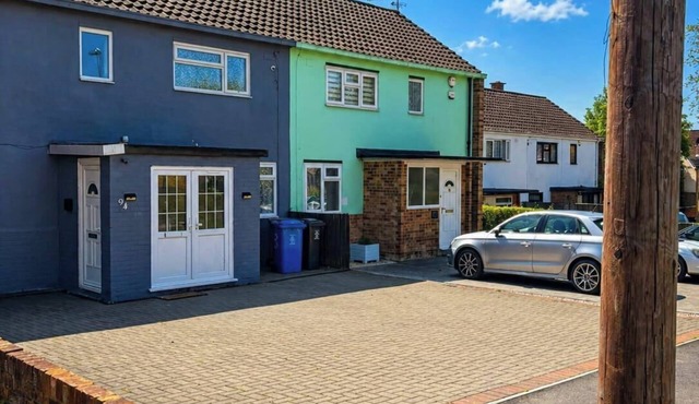House Sleeps 10 with Parking and Garden