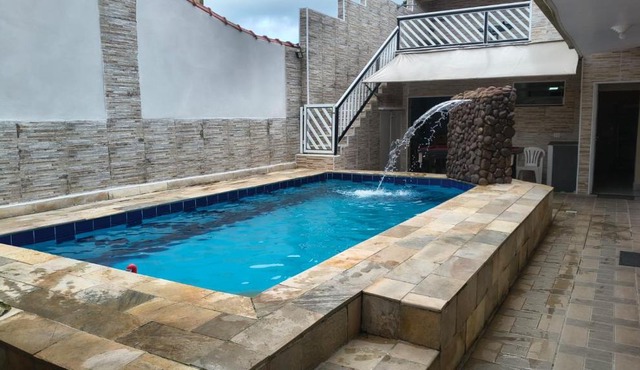 Linda casa Edícula "fundos do terreno" com piscina