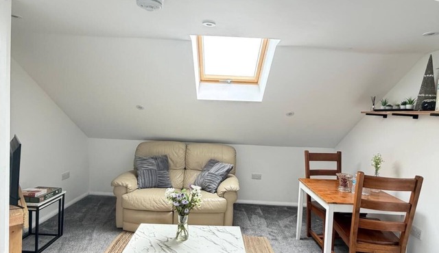 modern studio flat with free parking near tube in Ruislip