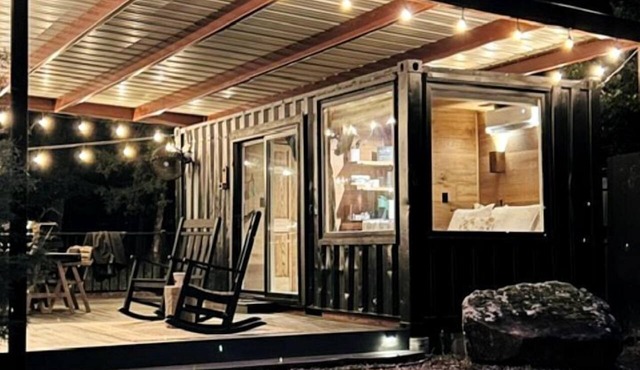 Romantic Container with Jacuzzi Great for a Couples Retreat in Texas in Eustace