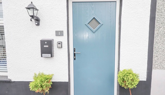 SEA VIEW TERRACE, pet friendly, character holiday cottage in Conwy
