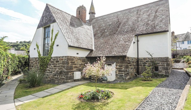 THE OLD SCHOOL, pet friendly, luxury holiday cottage in Conwy