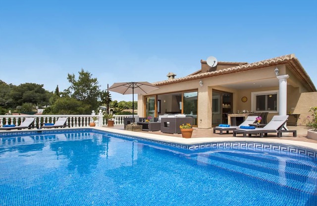 3 bedroom Villa, sleeps 6 with Pool, Air Con and FREE WiFi