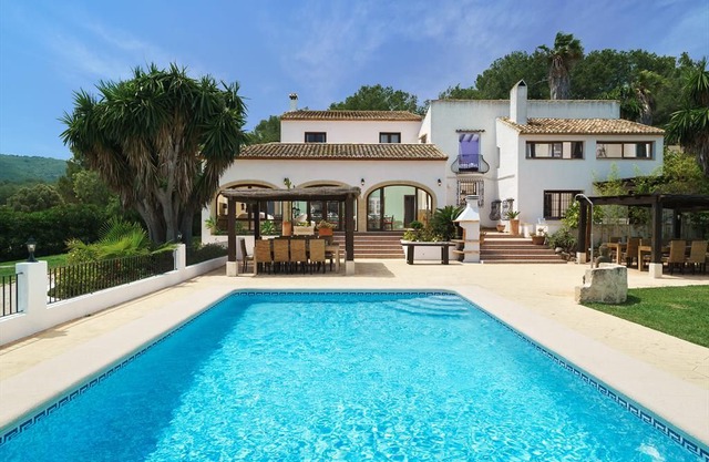 4 bedroom Villa, sleeps 8 with Pool, Air Con and FREE WiFi
