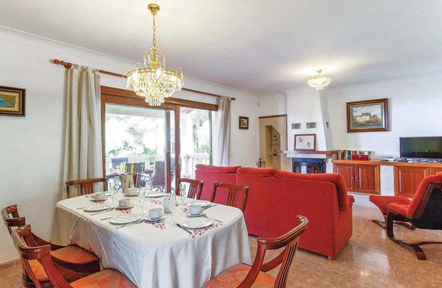 4 bedroom Villa, sleeps 8 in Manresa with Pool, Air Con and WiFi