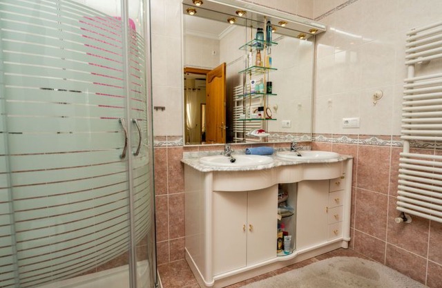 4 bedroom Villa, sleeps 8 in Javea with Pool, Air Con and WiFi