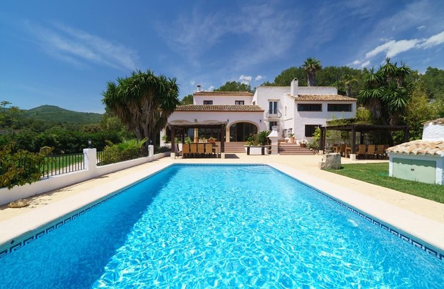 9 bedroom Villa, sleeps 18 with Pool, Air Con and FREE WiFi