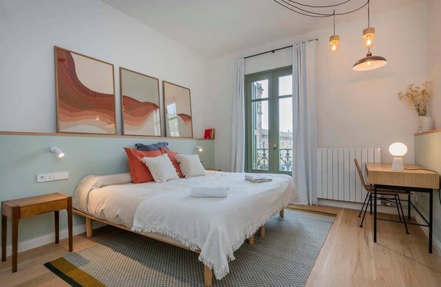 Amazing 5 bd 5 bathroom next to Plaza Catalunya