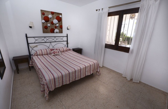 Holiday rental home situated in Benissa (Costa Blanca) for maximum 5 people. This villa is located in a quite area, where you will enjoy the beautiful beaches lengthways the coast of Benissa.