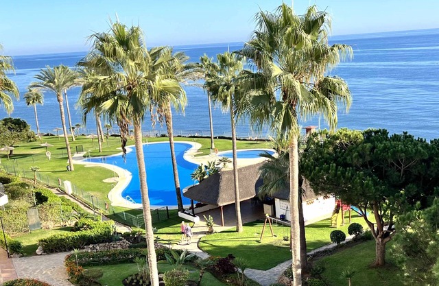 Mi Capricho 400 Beachfront Apartment with sea view