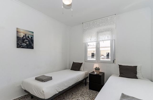Nerja centre - 3 bedrooms - Wifi - parking - air con - Torrecilla beach 250 mtr