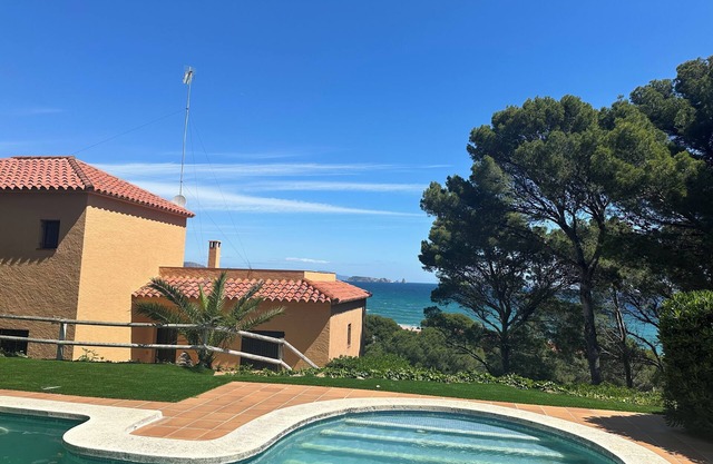 SPLENDID SEA VIEW, 100 m. from the beach, POOL, BBQ, WI-FI