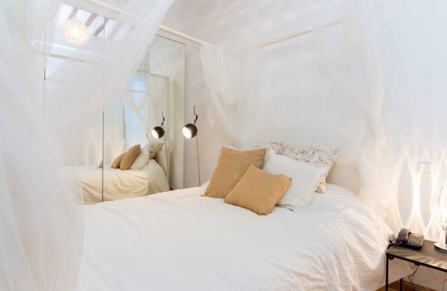 Style & comfort in Huertas AA quiet