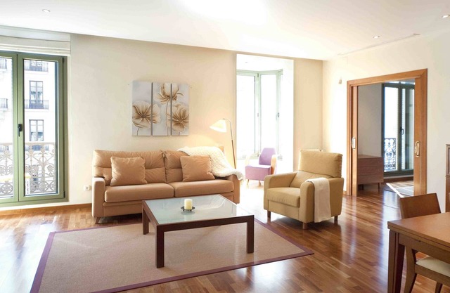 Three bedroom apartment Ronda Universitat - You Stylish