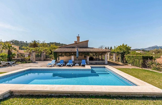 Traditional villa w/lovely garden & resort close