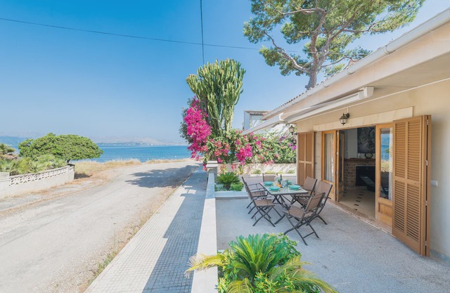 Villa Manresa - Four Bedroom Villa, Sleeps 7