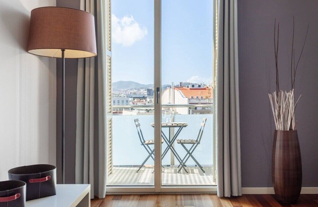 Wonderful 2-bd apart with balcony. Plaza Cataluña