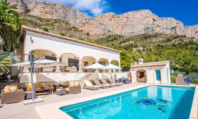 Ermita Villa | 337 m² Villa ∙ 4 bedrooms ∙ 8 guests