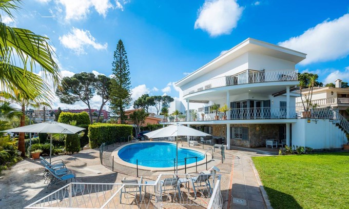 El Arenal Villa | 670 m² Villa ∙ 8 bedrooms ∙ 12 guests