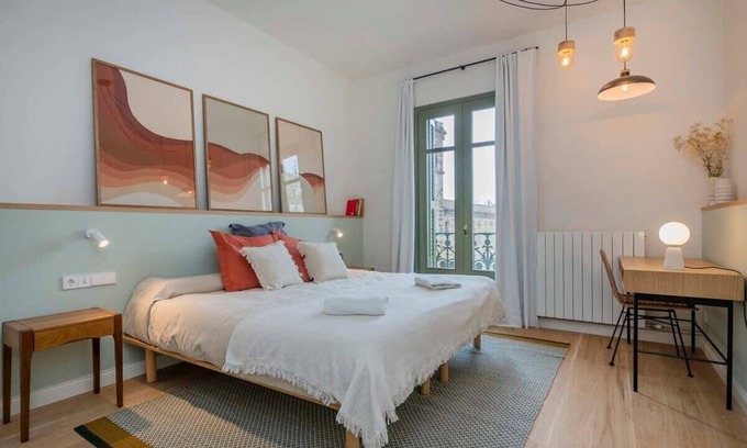 Eixample Apartment | Amazing 5 bd 5 bathroom next to Plaza Catalunya