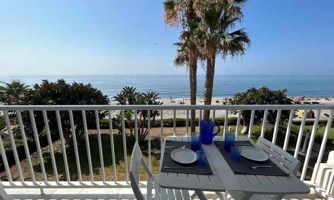 Torrox Costa Apartment | Apartamento en Primera Línea de Playa