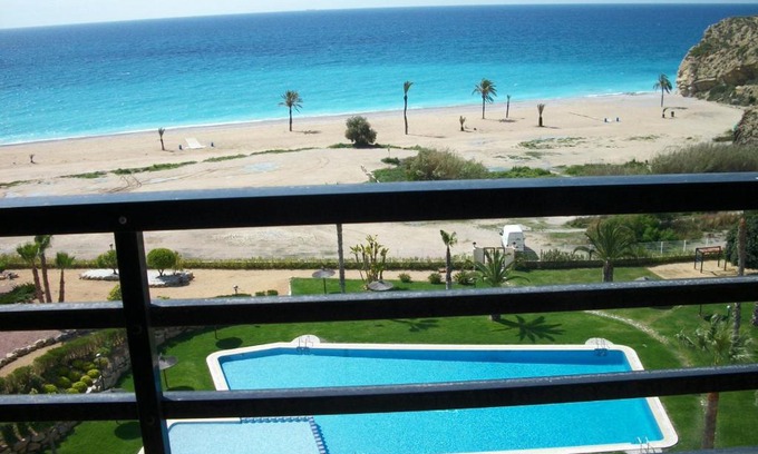 Villajoyosa Apartment | Apartamento Playa Paraiso, en 1ª línea de playa, , comodo y recien reformado, soleado, con jardines, piscina, zona deportiva y la playa enfrente andando