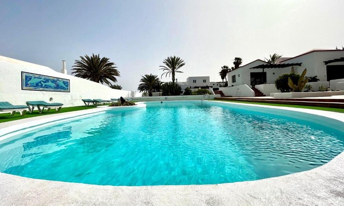 Charco del Palo Apartment | Bungalow para nudistas, con Wifi y estupenda vista la Piscina, a pocos metros de la playa