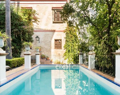 Santa Cruz House | Casa Elvira, house with swimming pool and gardens close to the Cathedral and Alcazar Palace