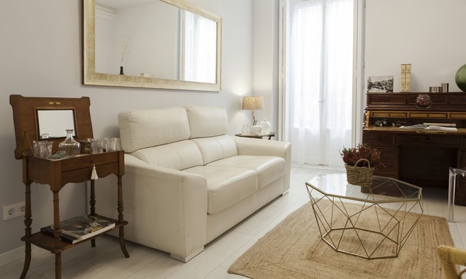 Embajadores Apartment | Enjoy this elegant and spacious apartment, next to Plaza Mayor and Sol.