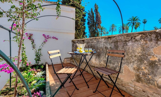 Santa Cruz Apartment | Historical House Overlooking Gardens of Alcazar Palace