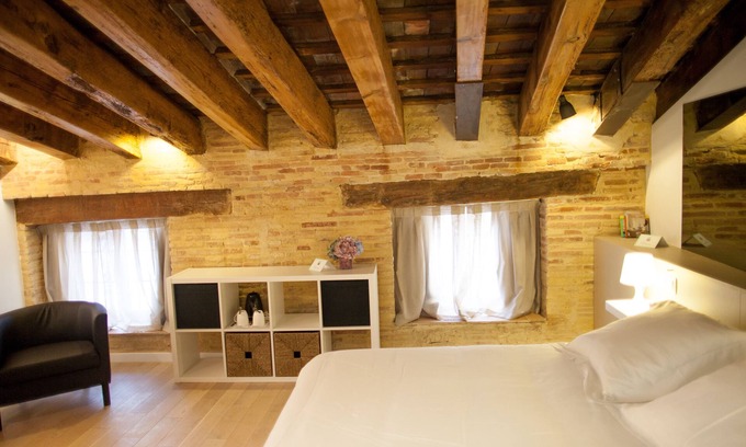 Ciutat Vella Hostel | Host & Home